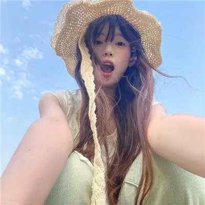 奇幻校园漫改《偶然发现的一天》超清在线：觉醒的漫画女配逆天改命，撕毁烂尾剧本